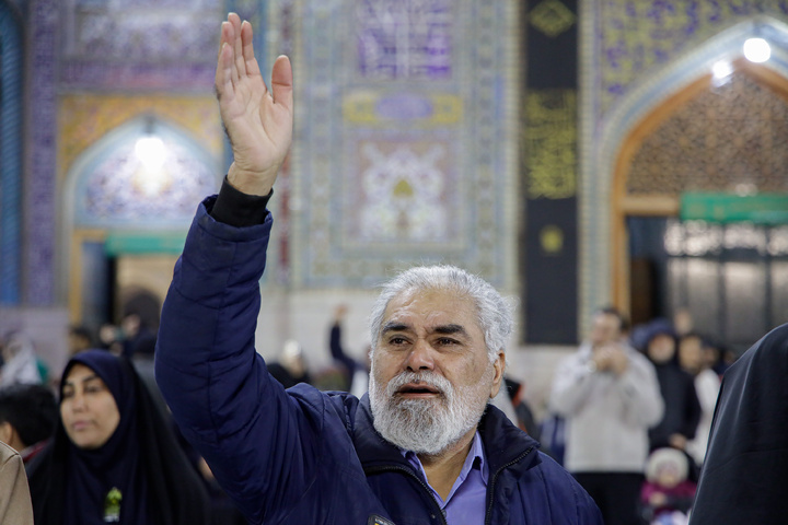 اعلام خبر رهبری آیت‌الله سیدمجتبی حسینی خامنه‌ای در حرم مطهر رضوی