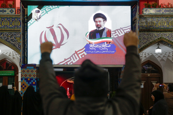 اعلام خبر رهبری آیت‌الله سیدمجتبی حسینی خامنه‌ای در حرم مطهر رضوی
