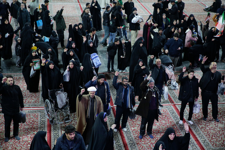 اعلام خبر رهبری آیت‌الله سیدمجتبی حسینی خامنه‌ای در حرم مطهر رضوی