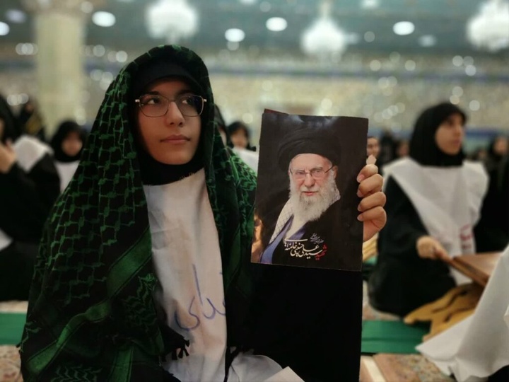 بیعت دختران نوجوان قمی با امام خامنه‌ای در حرم بانوی کرامت