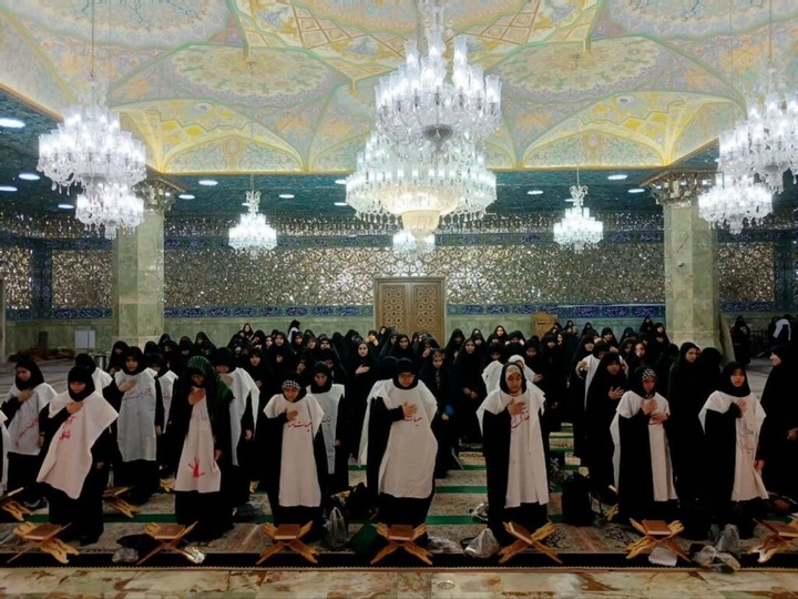 بیعت دختران نوجوان قمی با امام خامنه‌ای در حرم بانوی کرامت