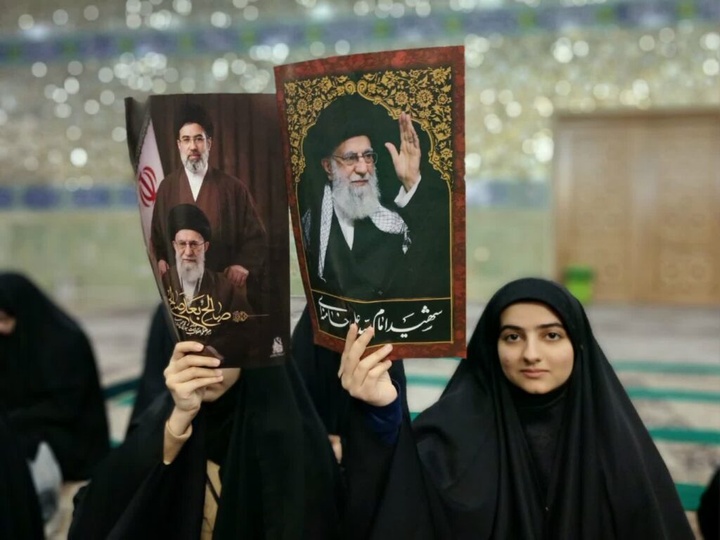 بیعت دختران نوجوان قمی با امام خامنه‌ای در حرم بانوی کرامت
