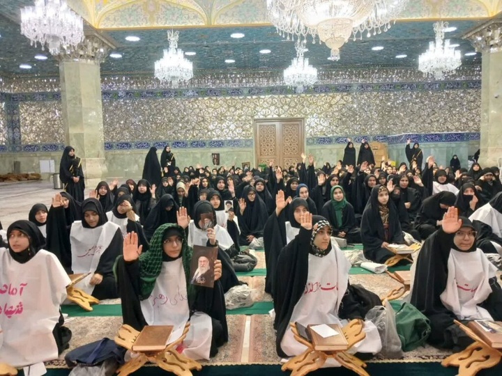 بیعت دختران نوجوان قمی با امام خامنه‌ای در حرم بانوی کرامت