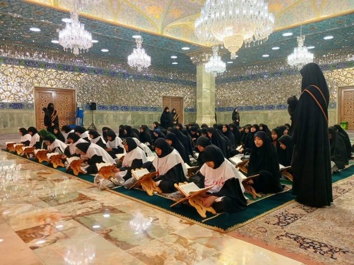 بیعت دختران نوجوان قمی با امام خامنه‌ای در حرم بانوی کرامت