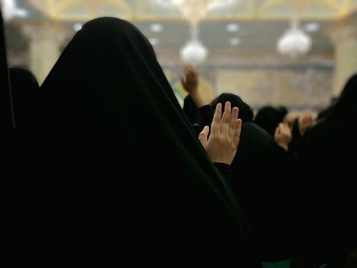 بیعت دختران نوجوان قمی با امام خامنه‌ای در حرم بانوی کرامت