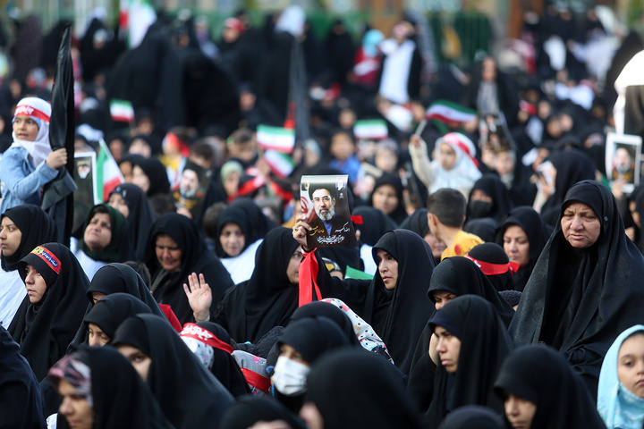 بیعت هزاران بانوی طلبه حوزه علمیه با سومین امام انقلاب در حرم حضرت معصومه (س)