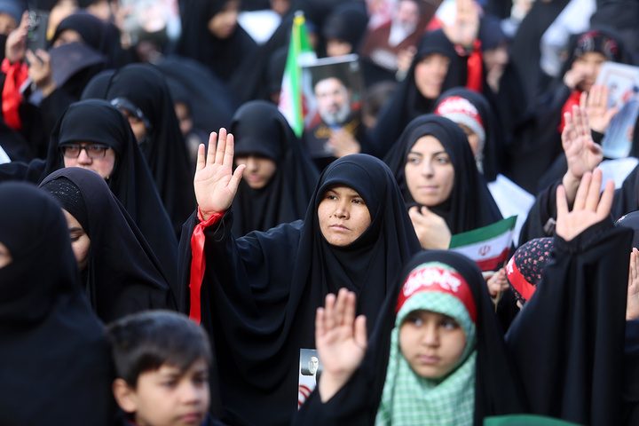 بیعت هزاران بانوی طلبه حوزه علمیه با سومین امام انقلاب در حرم حضرت معصومه (س)