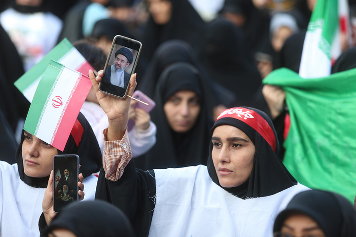 بیعت هزاران بانوی طلبه حوزه علمیه با سومین امام انقلاب در حرم حضرت معصومه (س)