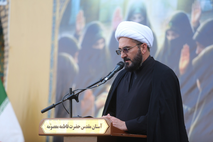 بیعت هزاران بانوی طلبه حوزه علمیه با سومین امام انقلاب در حرم حضرت معصومه (س)