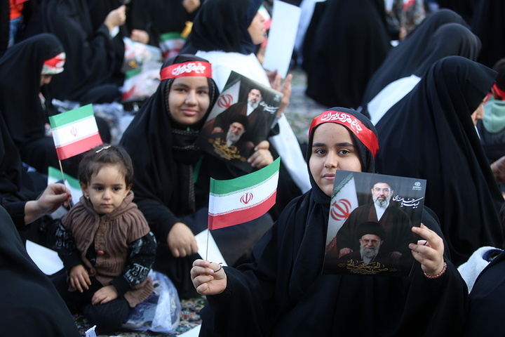 بیعت هزاران بانوی طلبه حوزه علمیه با سومین امام انقلاب در حرم حضرت معصومه (س)