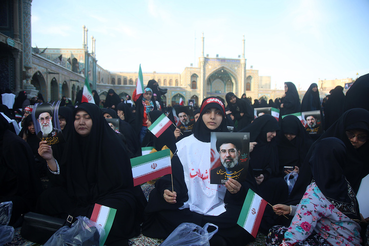 بیعت هزاران بانوی طلبه حوزه علمیه با سومین امام انقلاب در حرم حضرت معصومه (س)