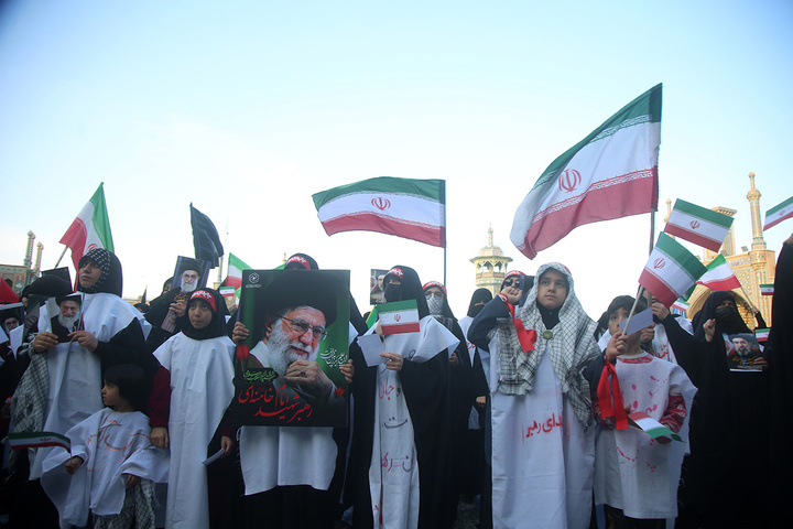 بیعت هزاران بانوی طلبه حوزه علمیه با سومین امام انقلاب در حرم حضرت معصومه (س)