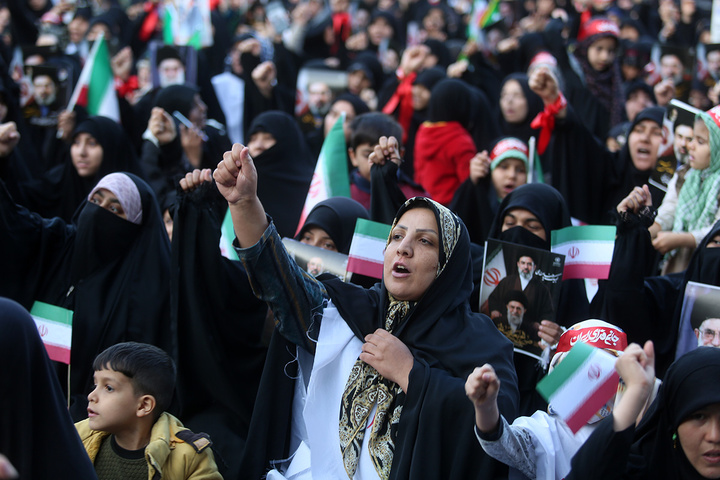 بیعت هزاران بانوی طلبه حوزه علمیه با سومین امام انقلاب در حرم حضرت معصومه (س)