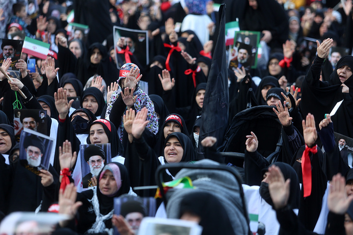 بیعت هزاران بانوی طلبه حوزه علمیه با سومین امام انقلاب در حرم حضرت معصومه (س)