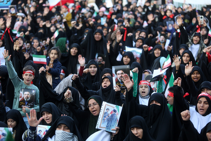 بیعت هزاران بانوی طلبه حوزه علمیه با سومین امام انقلاب در حرم حضرت معصومه (س)