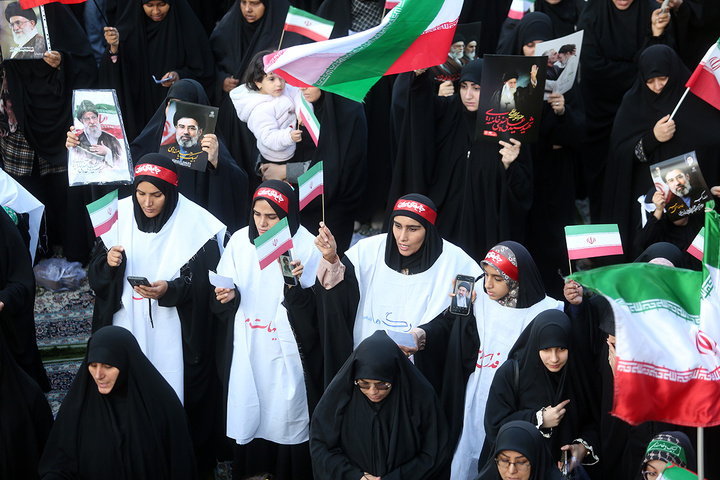 بیعت هزاران بانوی طلبه حوزه علمیه با سومین امام انقلاب در حرم حضرت معصومه (س)