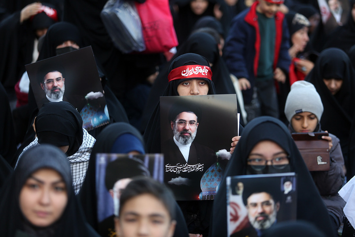 بیعت هزاران بانوی طلبه حوزه علمیه با سومین امام انقلاب در حرم حضرت معصومه (س)