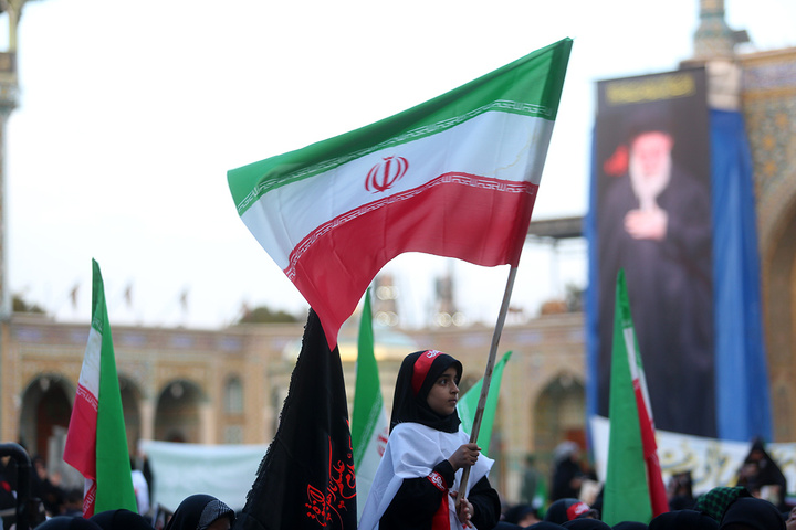 بیعت هزاران بانوی طلبه حوزه علمیه با سومین امام انقلاب در حرم حضرت معصومه (س)