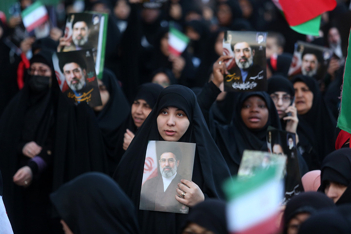 بیعت هزاران بانوی طلبه حوزه علمیه با سومین امام انقلاب در حرم حضرت معصومه (س)