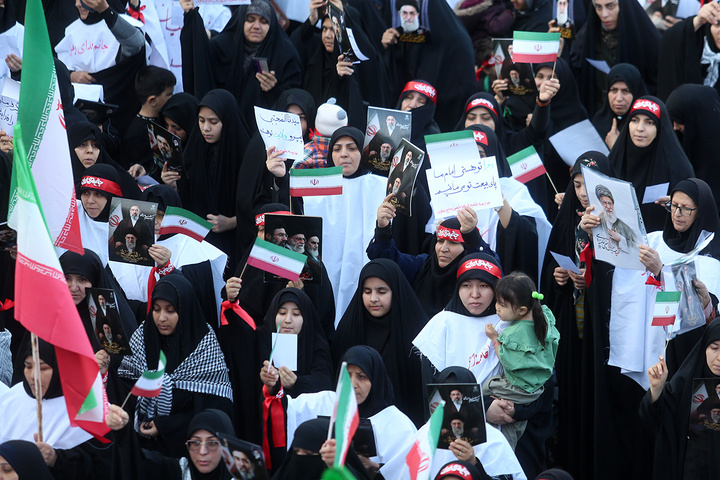 بیعت هزاران بانوی طلبه حوزه علمیه با سومین امام انقلاب در حرم حضرت معصومه (س)