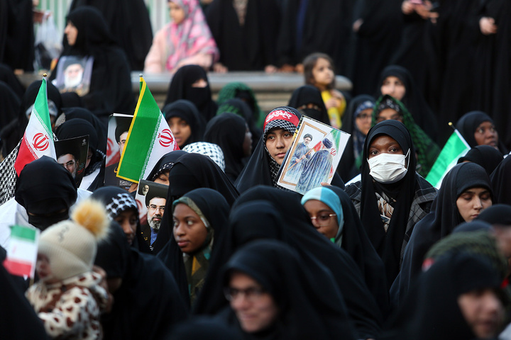 بیعت هزاران بانوی طلبه حوزه علمیه با سومین امام انقلاب در حرم حضرت معصومه (س)