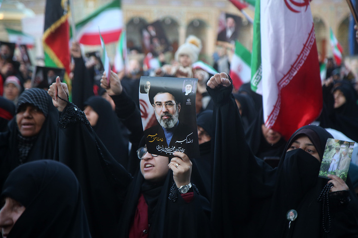 بیعت هزاران بانوی طلبه حوزه علمیه با سومین امام انقلاب در حرم حضرت معصومه (س)