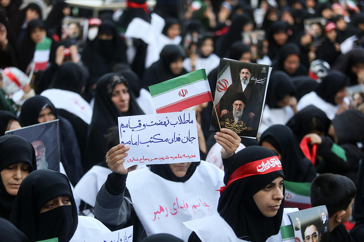 بیعت هزاران بانوی طلبه حوزه علمیه با سومین امام انقلاب در حرم حضرت معصومه (س)