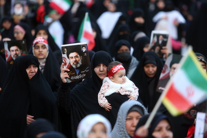 بیعت هزاران بانوی طلبه حوزه علمیه با سومین امام انقلاب در حرم حضرت معصومه (س)