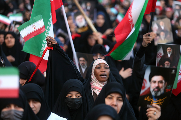 بیعت هزاران بانوی طلبه حوزه علمیه با سومین امام انقلاب در حرم حضرت معصومه (س)