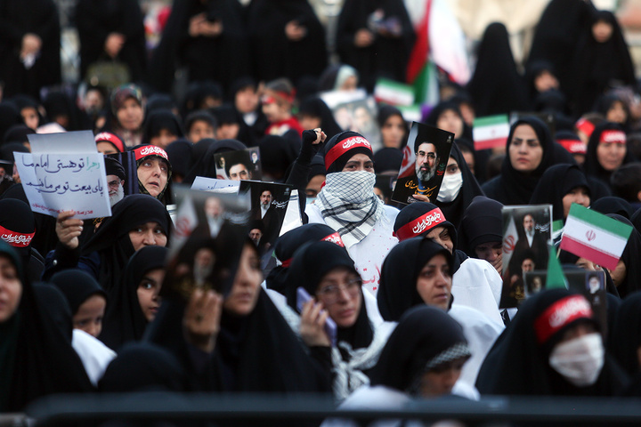 بیعت هزاران بانوی طلبه حوزه علمیه با سومین امام انقلاب در حرم حضرت معصومه (س)