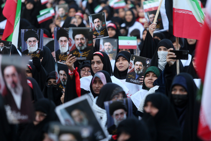 بیعت هزاران بانوی طلبه حوزه علمیه با سومین امام انقلاب در حرم حضرت معصومه (س)