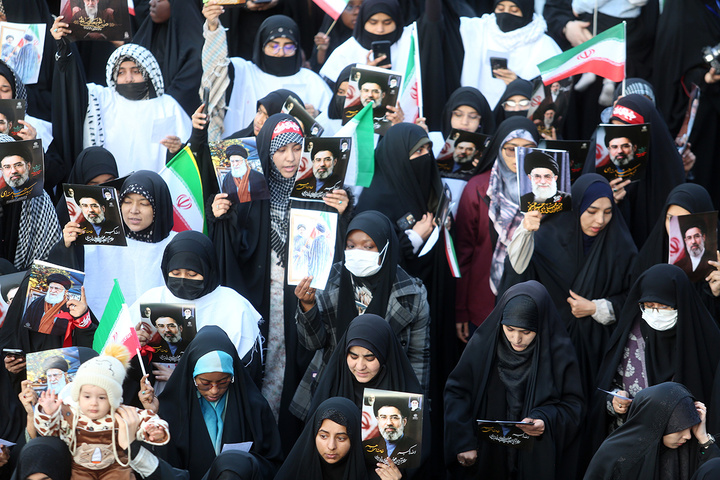 بیعت هزاران بانوی طلبه حوزه علمیه با سومین امام انقلاب در حرم حضرت معصومه (س)