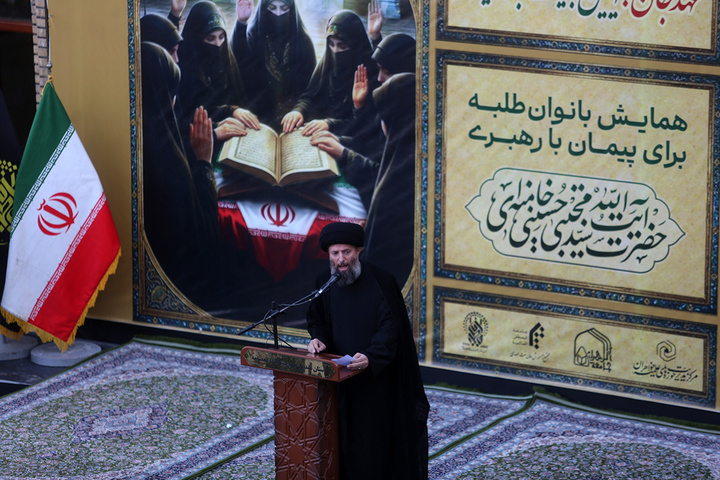 بیعت هزاران بانوی طلبه حوزه علمیه با سومین امام انقلاب در حرم حضرت معصومه (س)