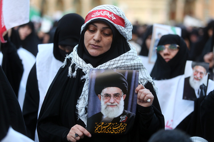 بیعت هزاران بانوی طلبه حوزه علمیه با سومین امام انقلاب در حرم حضرت معصومه (س)