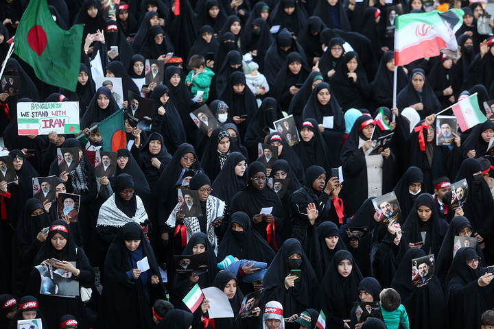 بیعت هزاران بانوی طلبه حوزه علمیه با سومین امام انقلاب در حرم حضرت معصومه (س)