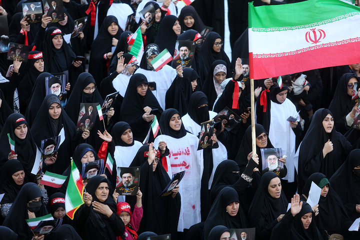 بیعت هزاران بانوی طلبه حوزه علمیه با سومین امام انقلاب در حرم حضرت معصومه (س)