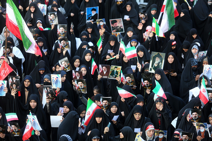 بیعت هزاران بانوی طلبه حوزه علمیه با سومین امام انقلاب در حرم حضرت معصومه (س)