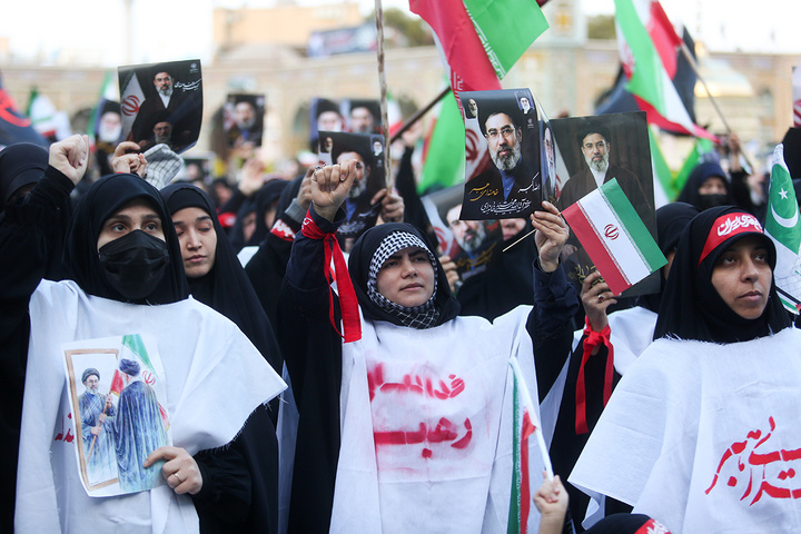 بیعت هزاران بانوی طلبه حوزه علمیه با سومین امام انقلاب در حرم حضرت معصومه (س)