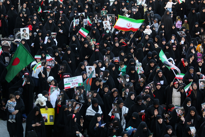 بیعت هزاران بانوی طلبه حوزه علمیه با سومین امام انقلاب در حرم حضرت معصومه (س)