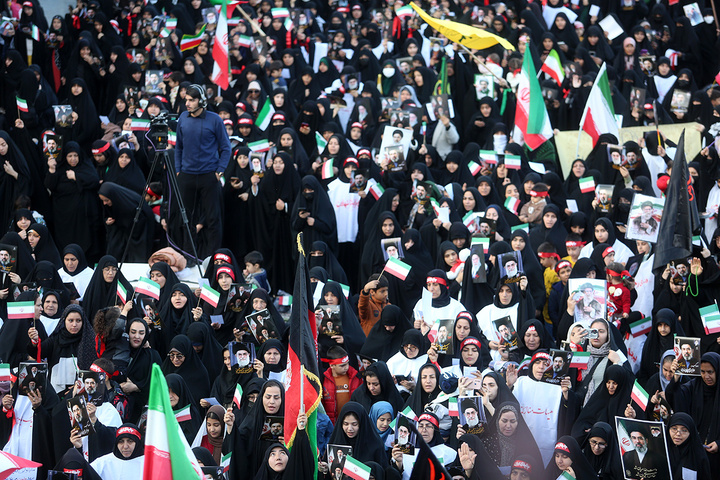 بیعت هزاران بانوی طلبه حوزه علمیه با سومین امام انقلاب در حرم حضرت معصومه (س)