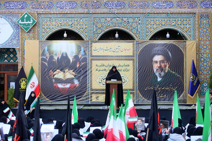 بیعت هزاران بانوی طلبه حوزه علمیه با سومین امام انقلاب در حرم حضرت معصومه (س)