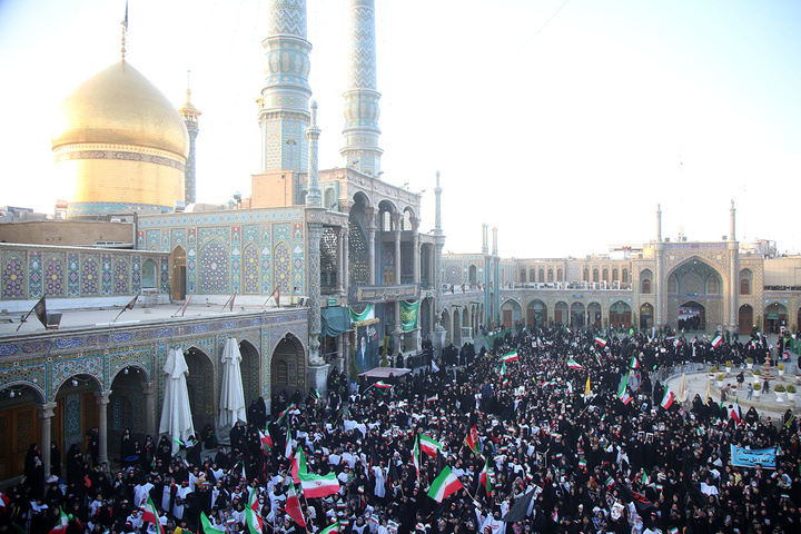 بیعت هزاران بانوی طلبه حوزه علمیه با سومین امام انقلاب در حرم حضرت معصومه (س)