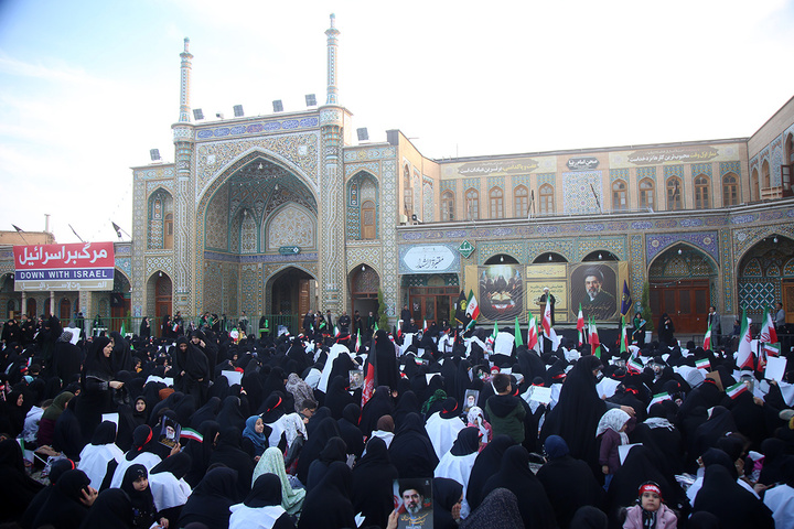 بیعت هزاران بانوی طلبه حوزه علمیه با سومین امام انقلاب در حرم حضرت معصومه (س)