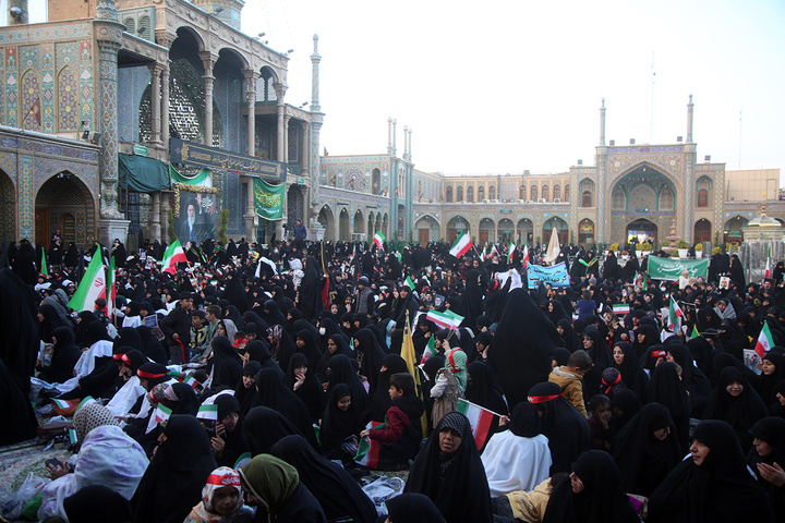 بیعت هزاران بانوی طلبه حوزه علمیه با سومین امام انقلاب در حرم حضرت معصومه (س)