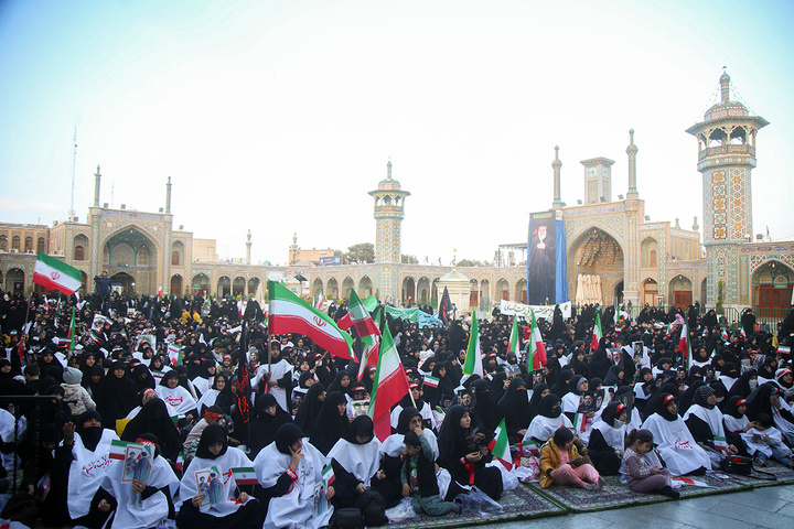 بیعت هزاران بانوی طلبه حوزه علمیه با سومین امام انقلاب در حرم حضرت معصومه (س)