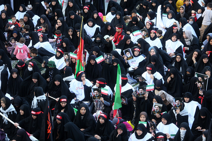 بیعت هزاران بانوی طلبه حوزه علمیه با سومین امام انقلاب در حرم حضرت معصومه (س)