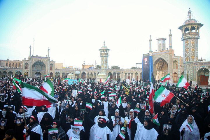 بیعت هزاران بانوی طلبه حوزه علمیه با سومین امام انقلاب در حرم حضرت معصومه (س)