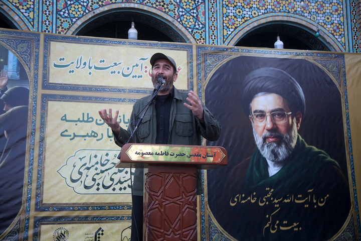 بیعت هزاران بانوی طلبه حوزه علمیه با سومین امام انقلاب در حرم حضرت معصومه (س)