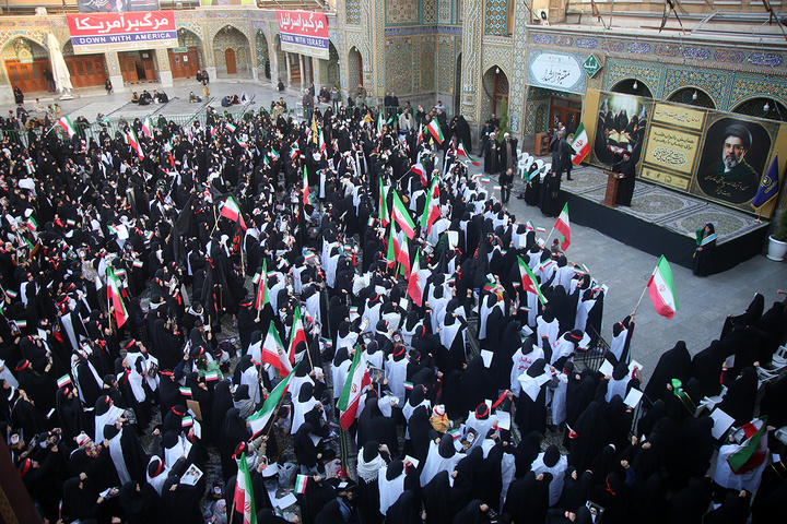 بیعت هزاران بانوی طلبه حوزه علمیه با سومین امام انقلاب در حرم حضرت معصومه (س)