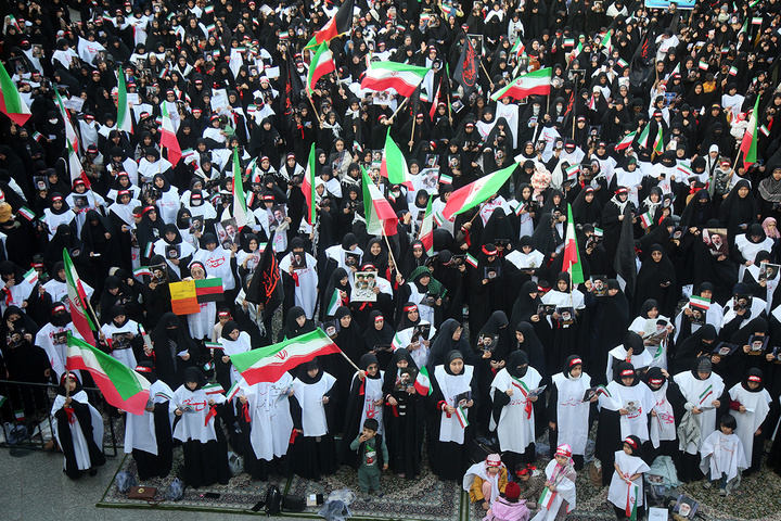 بیعت هزاران بانوی طلبه حوزه علمیه با سومین امام انقلاب در حرم حضرت معصومه (س)